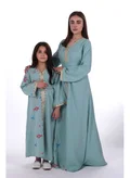 البنت الشرقية أزرق مائي